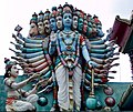 Op verzoek van Arjoena toont Krishna (in de gedaante van Vishnu) hem zijn ware gedaante met elf extra hoofden en elf paar extra armen