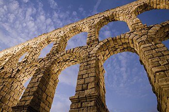 L’aqueduc de Ségovie, en Espagne, constitue l'un des plus impressionnants témoignages de l’ingénierie romaine en péninsule Ibérique. Les 20 400 blocs de granite ne sont liés que par leur propre poids, sans aucun mortier, grâce au parfait équilibre des forces. (définition réelle 5 184 × 3 456)