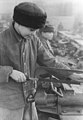 14-jähriger Ukrainer im Kraftfahrinstandsetzungs-werk der Wehrmacht, Berlin, Januar 1945