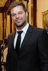 Plan rapproché de Ricky Martin qui sourit