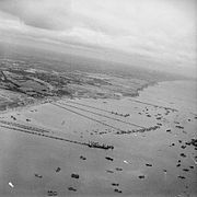 Kunstig havn, Mulberry, ved Arromanches-les-Bains, september 1944 (stor versjon)