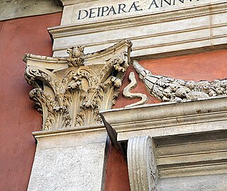 Dettaglio del capitello della lesena del portale palladiano