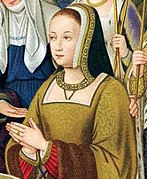 Portrait d’une femme aux mains jointes, vêtue d’or.