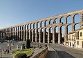 Acueductu de Segovia. Les obres públiques romanes, de naturaleza utilitaria y notables carauterístiques téuniques, siempres fueron apreciaes pola so "monumentalidad".