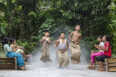 Balap karung adalah olahraga tradisional dan sederhana paling populer di Indonesia. Diikuti tidak hanya anak-anak tapi juga remaja dan dewasa. Bahkan setiap peringatan 17 Agustus-an serasa kurang lengkap tanpa balap karung.