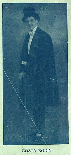 Gösta Bodin som ung revycharmör i Svasse Bergqvists och Birger Sjöbergs revy Blått-blått i Helsingborg 1919.