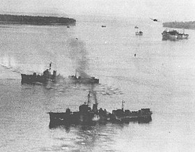 空襲下の第21号掃海艇と第22号掃海艇 （1943年12月25日 カビエン港内）