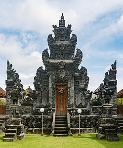 hinduisma preĝejo (templo) en la urbo Kuta, Indonezio