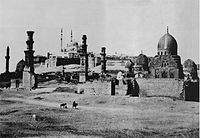 Blick über al-Qarafa, die „Stadt der Toten“, auf die Zitadelle mit der noch unvollendeten Alabastermoschee (1856)