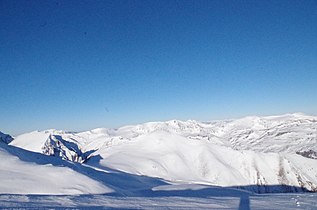 Поглед на врвот Плат (во средина) во зима од Церипашина