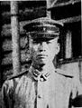 1942年頃の士官候補生たる陸軍軍曹[注 11]（第56期、崔貞根/高山昇）。襟部徽章（金属星章）および専用の肩章を付す