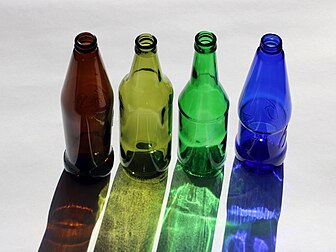 Garrafas de cerveja de diferentes cores. Da esquerda para a direita: marrom 0,5 l, verde-limão 0,5 l, verde 0,4 l, azul 0,46 l (definição 4 800 × 3 600)