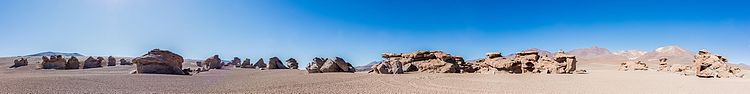 Панорама причудливых скальных формаций, возникших в результате ветровой эрозии, в пустыне Силоли на юго-западе Боливии