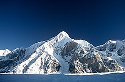 Pik Gorkého (6 050 m n. m.), pohled od ledovce Inylček