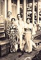 1929年與妻子日野（林玉華）及哈勇．烏送（高啟順）夫妻於角板村