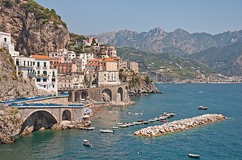 Atrani, na Costa Amalfitana perto de Nápoles, sul da Itália. Patrimônio Mundial desde 1997. (definição 4 200 × 2 790)