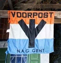 Algiz-Rune auf Flagge der Nationalistischen Aktionsgruppe Voorpost Gent, Belgien, Aufnahme von 2014
