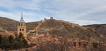 Vista da catedral e das colinas da cidade medieval de Albarracín, Teruel, Espanha (definição 3 000 × 2 001)