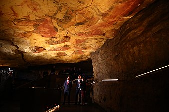 A neocueva [es] (neocaverna), uma reconstituição de como seria a caverna de Altamira há 15 000 anos, parte do Museu de Altamira