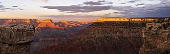 Pôr do sol na borda sul do Grand Canyon, Arizona, Estados Unidos. O Grand Canyon é um desfiladeiro de lados íngremes, esculpido pelo rio Colorado. Tem 446 km de comprimento, até 29 km de largura e atinge uma profundidade de mais de 1 857 metros. Quase dois bilhões de anos da história geológica da Terra foram expostos à medida que o rio Colorado e seus afluentes abriram seus canais por camadas e mais camadas de rocha, enquanto o Planalto do Colorado era elevado. (definição 7 600 × 2 426)