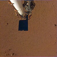 O braço robótico sobre o solo marciano.