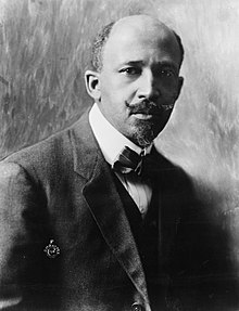 Foto resmi W. E. B. Du Bois berjanggut dan berkumis, kira-kira 50 tahun