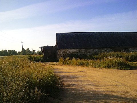 Один из двух сохранившихся корпусов квадратного скотного двора совхоза «Войсковицы», со следами артиллерийского обстрела (вид сбоку). Находится к востоку от парка мызы Войсковицы