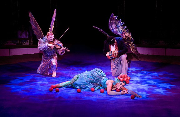 دو نوازنده دلقک و یک زن شعبده‌باز در صحنه‌ای از یک نمایش در سیرک