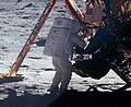 Neil Armstrong radi na lunarnom modulu.