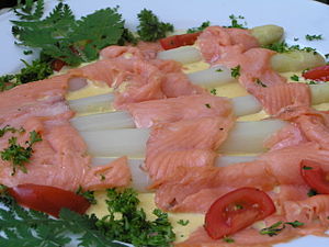 Месо лососа је такође ружичасто обојено природним каротеноидним пигментом који се зове астаксантин.
