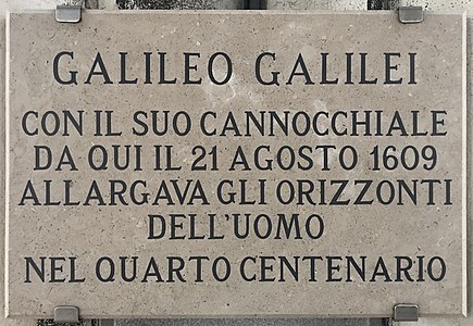 Galileo Galilei'nin, icat ettiği teleskobunu Venediklilere göstermesi anısına San Marco Çan Kulesi'ne 2009 yılında konulan İtalyanca kitabe. Kitabede, "Galileo Galilei burada, dört yüzyıl önce, 21 Ağustos 1609'da, teleskobuyla insanoğlunun ufuklarını genişletti" yazmaktadır.