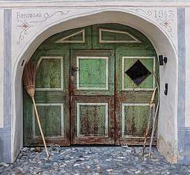 Porta de madeira de uma casa residencial em Scuol, Cantão dos Grisões, Suíça (definição 3 634 × 3 358)