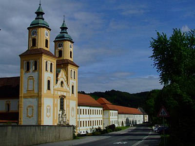 Ehemalige Klosterkirche „St. Johannes der Täufer“ mit Klosterfasade von Westen
