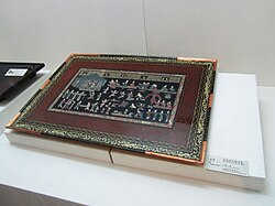 Poslikana lakirana ozka mizica in Vzhodnega Vuja, najdena v Džu Ranovi grobnici; na sliki so osebe v svilenih oblačilih v skogu hanfu