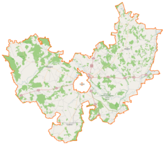 Mapa konturowa powiatu łomżyńskiego, po prawej nieco u góry znajduje się punkt z opisem „Jedwabne”