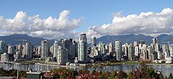 Centar Vancouvera s južne obale False Creeka