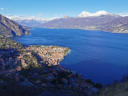 Foto von Menaggio und Blick über den See zum Monte Legnone.