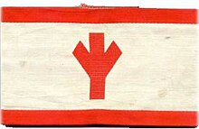 Algiz-Rune auf Armbinde des Sanitätsdienstes innerhalb der Hitlerjugend