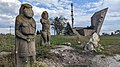 Розбита половецька кам'яна баба та пошкоджений меморіал «Атака» на горі Кременець