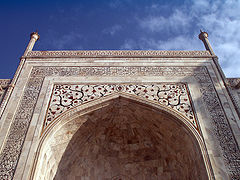 Portal des Mausoleums mit umlaufendem Band mit Koran-Inschriften