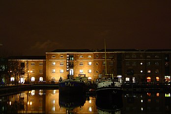 Un musée de nuit, aux Docklands de Londres, au Royaume-Uni. (définition réelle 2 048 × 1 360*)