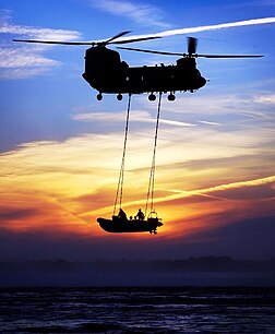 Helicóptero CH-47 Chinook da Força Aérea Real transporta um barco inflável da Marinha Real Britânica pela baía de Studland, em Dorset, Reino Unido. (definição 2 943 × 3 576)