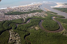 Vista aérea da cidade e da foz do rio São Mateus
