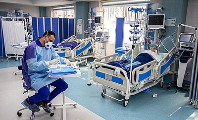 新型コロナウイルス感染症で入院中の患者と医師