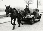 Taxi automobile tracté par un cheval durant la pénurie de carburant consécutive à la Seconde Guerre mondiale, aux Pays-Bas.