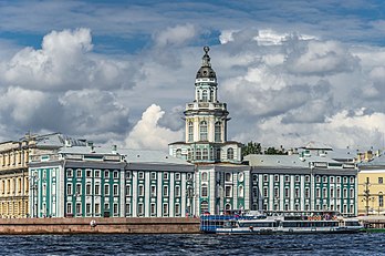 Vista do Kunstkamera em São Petersburgo, Rússia. O edifício foi construído entre 1719 e 1727 e abriga atualmente o Museu de antropologia e etnografia da Academia de Ciências da Rússia. (definição 4 200 × 2 782)