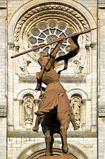 Statue équestre de Jeanne d'Arc (1906) par Charles-Auguste Lebourg devant la basilique Saint-Rogatien-et-Donatien - Nantes