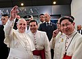 Il cardinale Luis Antonio Tagle (il primo da destra) indossa l'abito piano bianco con zucchetto, fascia e bottoni color porpora.