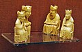 Schachfiguren aus Walross-Elfenbein, Wikingerzeit, etwa 12. Jh. (siehe Artikel Lewis-Schachfiguren)