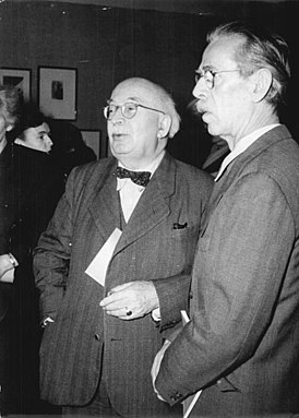 Арнольд Цвейг (слева) и Отто Нагель на выставке советской графики. 1955